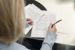 Bild på person som korrekturläser manus