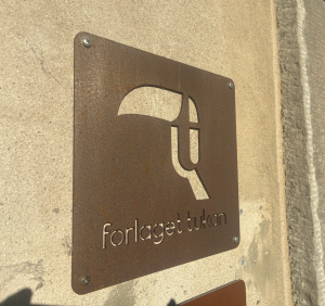 OM-FORLAGET-TUKAN-SIDEN