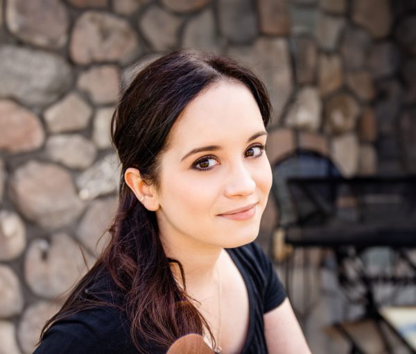 Nytt-forfattarfoto_Aimee-Carter_fotograf-Taylor-Lee-AI-600×510